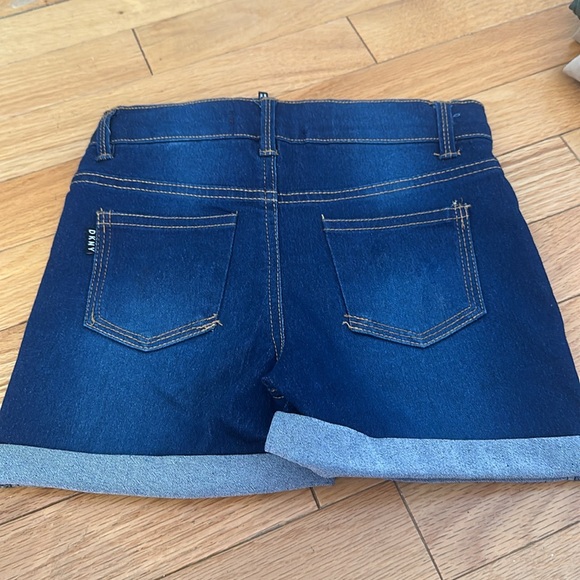 GIRLS DKNY SHORTS SIZE 4 EXCELLENT LIKE NEW CONDITION - Picture 2 of 2